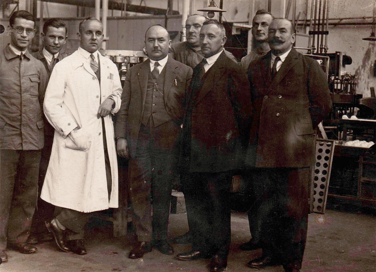 Pracownicy fabryki Philips - zdjęcie historyczne