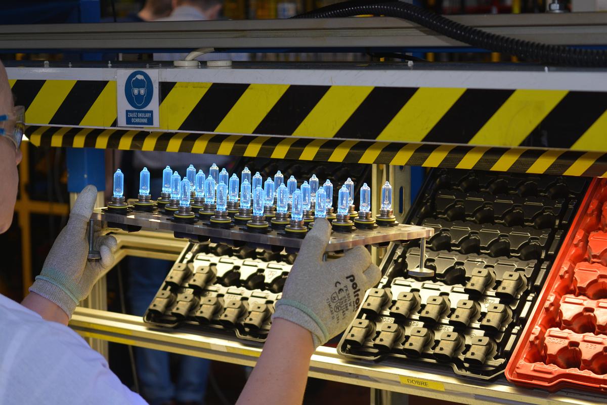 Produkcja żarówek w fabryce Philips w Pabianicach